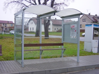 Lavička v zastávce AUZA